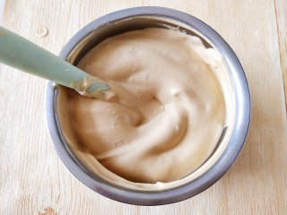 13、咖啡小蛋糕,最后的蛋糕糊还是有纹路的，如果已经很稀了，说明你已经消泡了。