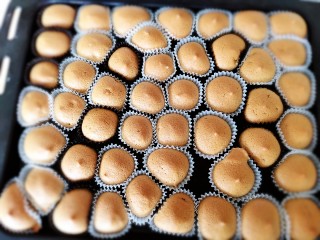 15、咖啡小蛋糕,180度上下火，烤15到18分钟即可取出。