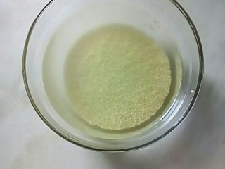 2、苹果小米粥,小米用水泡发一晚。