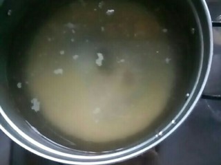 3、苹果小米粥,锅中加水，放小米大火煮。