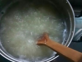 4、苹果小米粥,水开后，放入粥米大火煮。