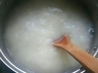 5、苹果小米粥,煮至小米和粥米开花，粥浓稠。