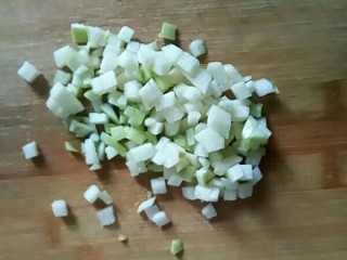 6、苹果小米粥,青苹切粒。