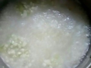 7、苹果小米粥,苹果放入粥中熬煮。
