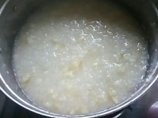 8、苹果小米粥,文火煮粥。