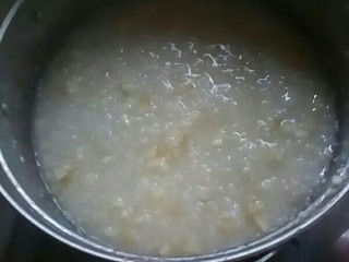 9、苹果小米粥,煮至粥有青苹香味关火。