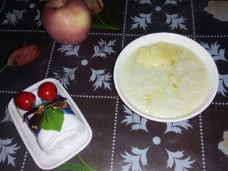 11、苹果小米粥,调理肠胃的食膳一苹果小米粥。