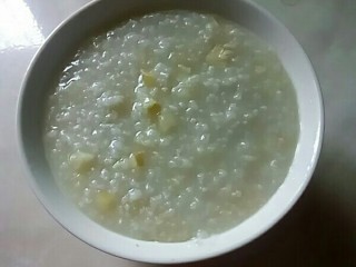 10、苹果小米粥,盛入碗中。