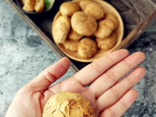 14、老北京麻酱糖火烧,这是一块边角料烤的，同样表面很酥脆，内里绵软的