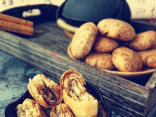 15、老北京麻酱糖火烧,传统的做法是先把火烧放在锅里烙一下定型，再放入烤箱烤。我省略了这一步，直接烤了。