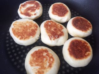 11、山药发面饼,一面上色后翻面，继续烙另一面（像这样大小的饼，一般2分钟就可以翻面了。）