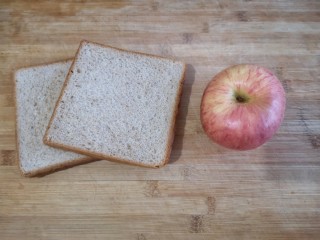 1、苹果玫瑰花土司,准备食材。