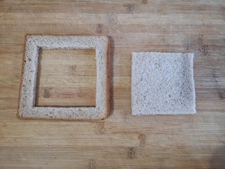 2、苹果玫瑰花土司,将一片土司中间切出方形回字框。