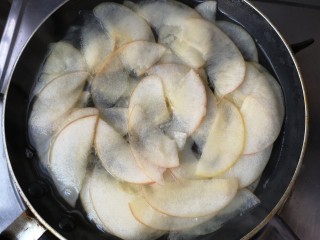 10、苹果玫瑰花土司,放入苹果片烫软即可。