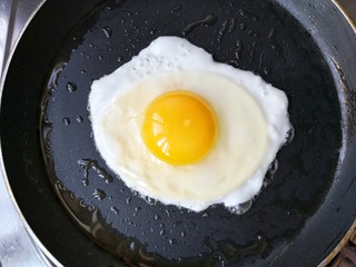 17、苹果玫瑰花土司,平底锅中刷一层薄油,烧热后将鸡蛋打入。