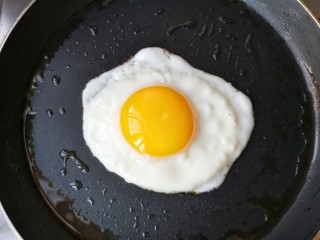 18、苹果玫瑰花土司,中小火加热至蛋白全部凝固即可。(这样煎出的是溏心蛋,喜欢全熟的可将蛋翻面再煎一下。)