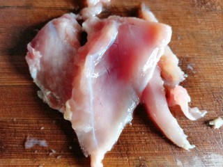 1、鸡肉山药粥,鸡胸肉一块把骨头去掉