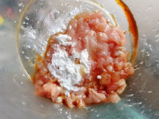 3、鸡肉山药粥,再加入生粉，生抽，食用盐，食用油