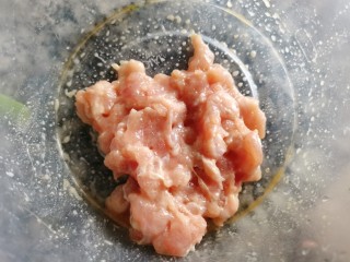 4、鸡肉山药粥,搅拌均匀腌制一会