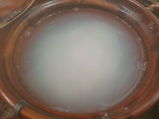 7、鸡肉山药粥,再用大火煮开撇去浮沫