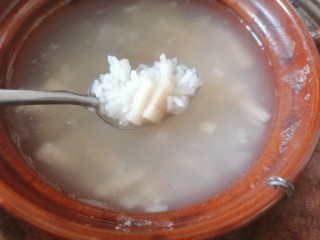 10、鸡肉山药粥,等米煮开后，把山药放入，盖上盖子继续煮