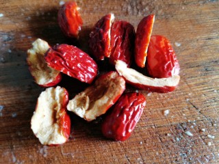 12、鸡肉山药粥,红枣去核，再切成两半