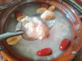 14、鸡肉山药粥,再一次煮开后加入鸡肉，盐，食用油搅拌均匀继续小火慢炖