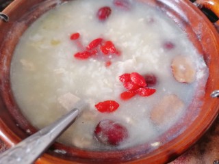 15、鸡肉山药粥,最后下入枸杞用勺子轻轻搅拌均匀