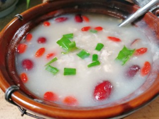 16、鸡肉山药粥,煮至米汤很浓稠，大米开花，接着下入葱花