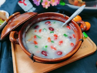 17、鸡肉山药粥,搅拌均匀即可关火