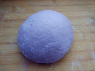 8、紫玫瑰馒头,取出揉匀，排气后静置饧面十分钟