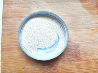 3、蔓越莓米糕,备好酵母