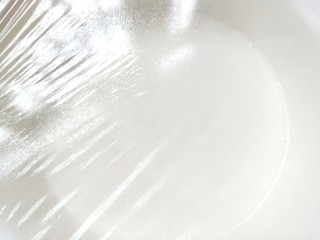 9、蔓越莓米糕,盖上保鲜膜，发酵一小时