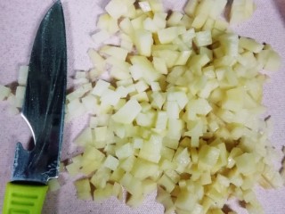 1、三色のかゆ（三色粥）,土豆先切片，然后切成条状，再切成正方形状的小丁丁。（比例切得尽量一样，看起来美观一点）