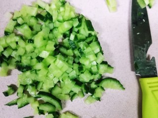2、三色のかゆ（三色粥）,黄瓜先切成圆的一片一片，再切成条形，再切成丁丁。