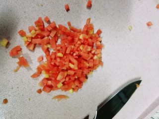 3、三色のかゆ（三色粥）,胡萝卜和黄瓜的切法一样。