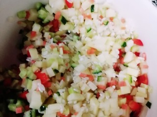 4、三色のかゆ（三色粥）,把土豆丁，黄瓜丁，胡萝卜丁全部装在放米的碗里，冲洗干净，直至水变成干净的水。