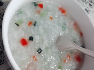 5、三色のかゆ（三色粥）,最后，把锅里的水烧开，把东西全都倒进去，用勺子慢慢的熬，直至稠状，然后拔电，闷上个5，6分钟就可以喝粥啦！