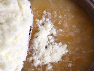 10、奶香南瓜燕麦粥,稍晾凉后，加入奶粉。