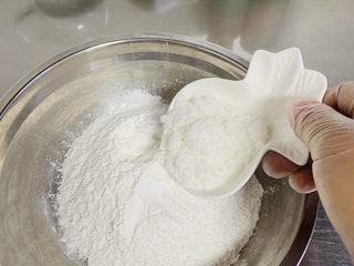 3、桂花糕,加入白糖