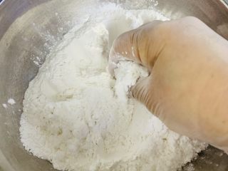 4、桂花糕,用手抓拌均匀