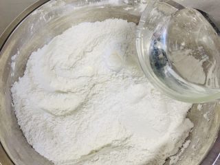 5、桂花糕,水分两次加入