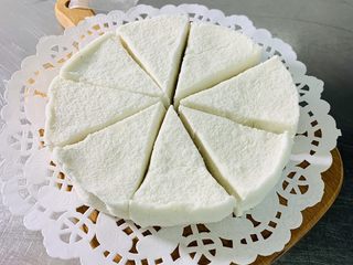 17、桂花糕,蒸好的好取出放在网架上 凉一下