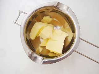1、姜饼圣诞翻糖饼干,黄油放入容器中，隔水融化