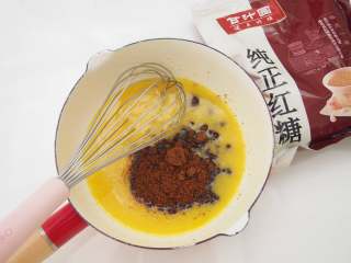 4、姜饼圣诞翻糖饼干,加入红糖搅拌均匀，可以用刮刀使劲压一下，尽量不要有大块颗粒。或者也可以提前将红糖用料理机打成粉使用。