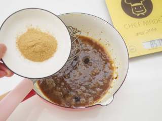 5、姜饼圣诞翻糖饼干,加入姜粉，搅拌均匀