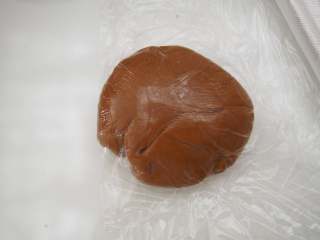 8、姜饼圣诞翻糖饼干,包上保鲜膜，放入冰箱冷藏1小时左右