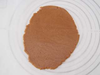 9、姜饼圣诞翻糖饼干,冷藏完成后将面团擀成5毫米厚的面饼