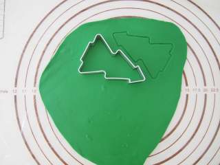 14、姜饼圣诞翻糖饼干, 擀开后用同样的模具压出形状