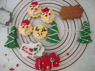 15、姜饼圣诞翻糖饼干,做出自己想要的造型即可